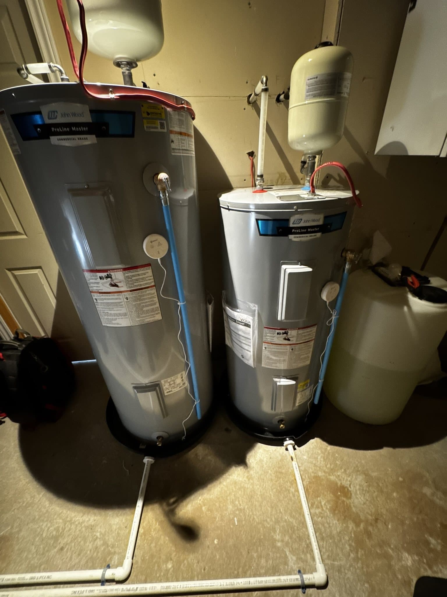 Deux chauffe-eau raccordés avec leurs réservoirs d’expansion