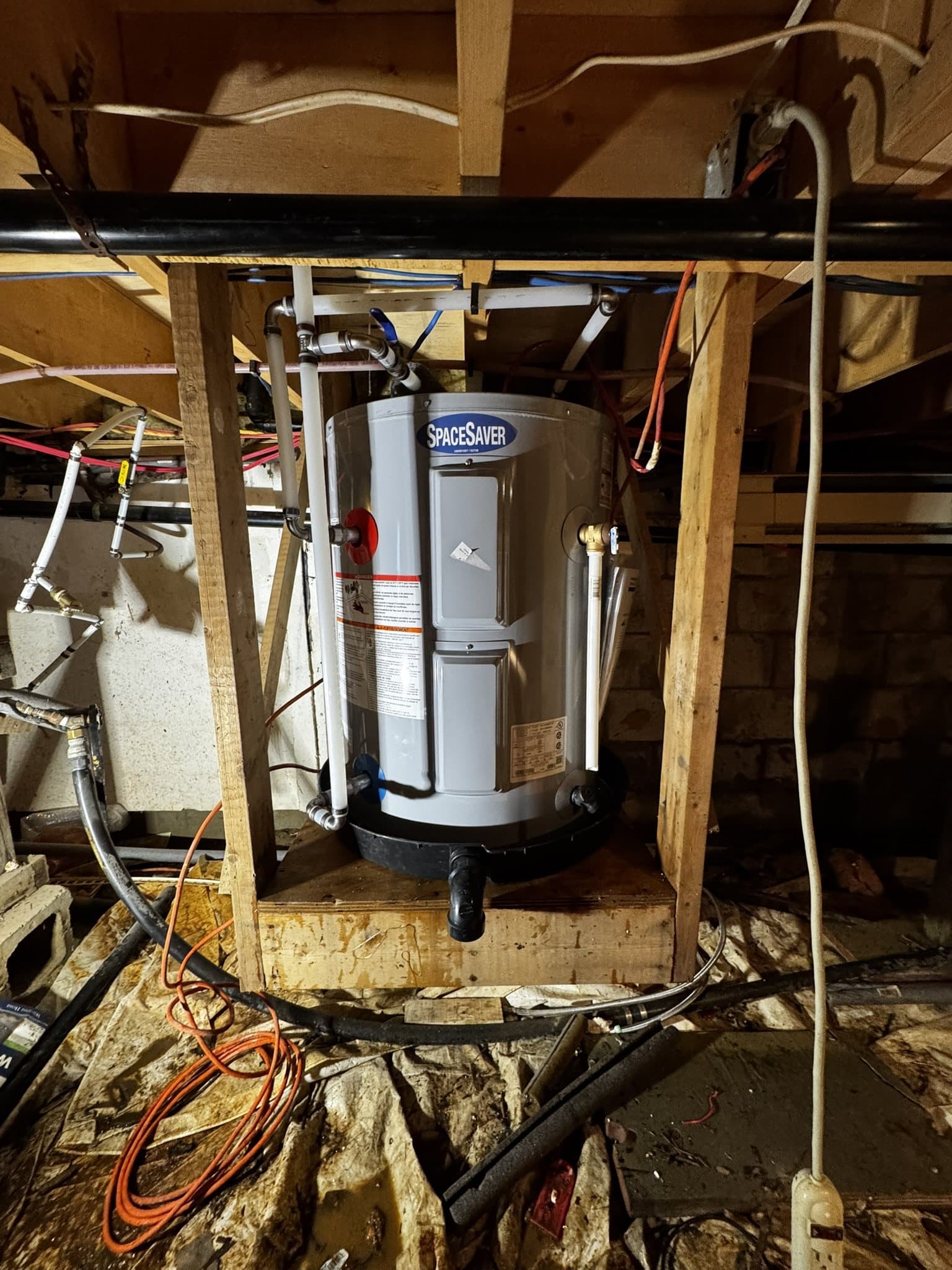 Chauffe-eau installé sur plateforme dans un vide sanitaire