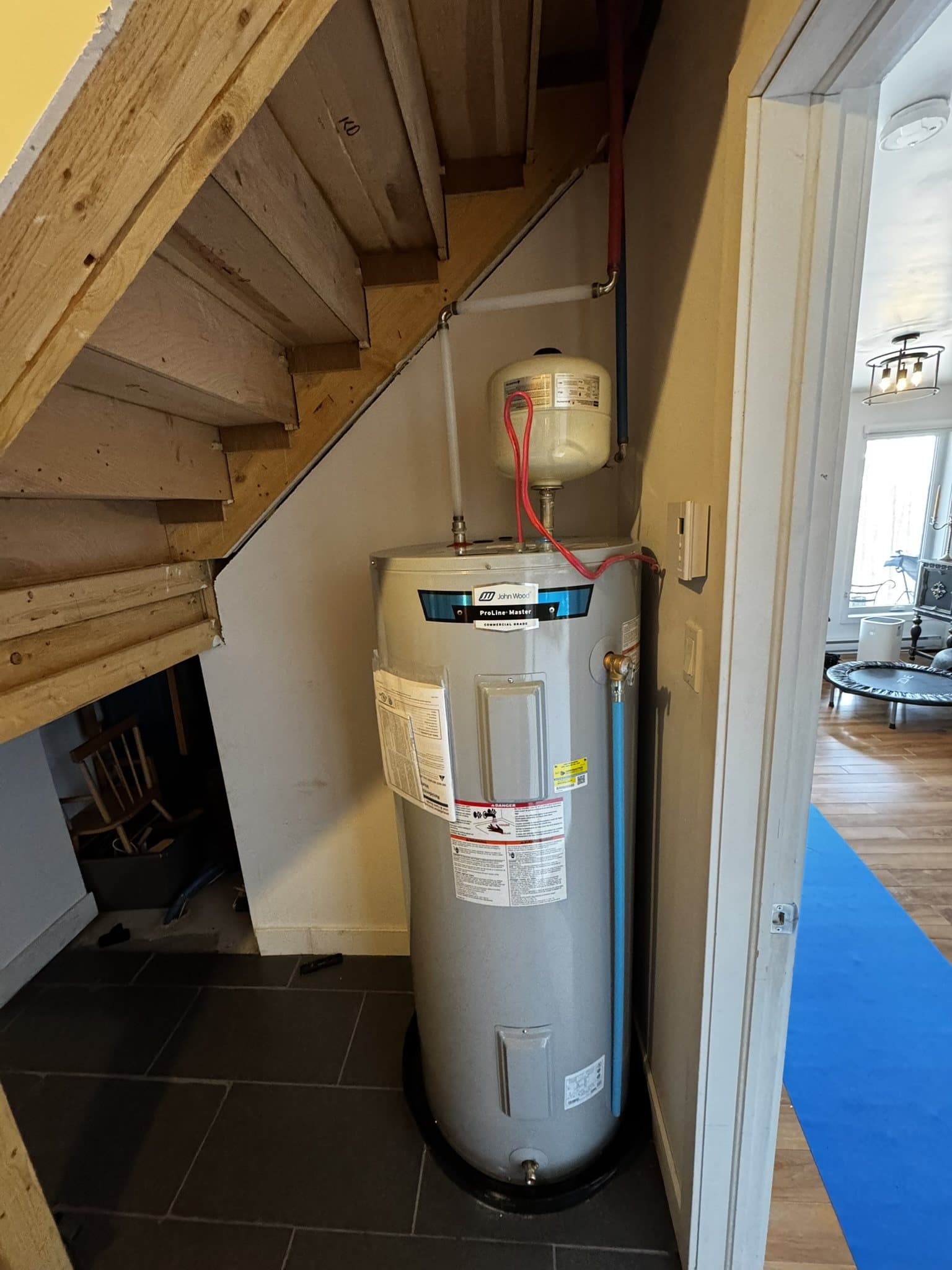 Chauffe-eau raccordé dans un espace sous l’escalier