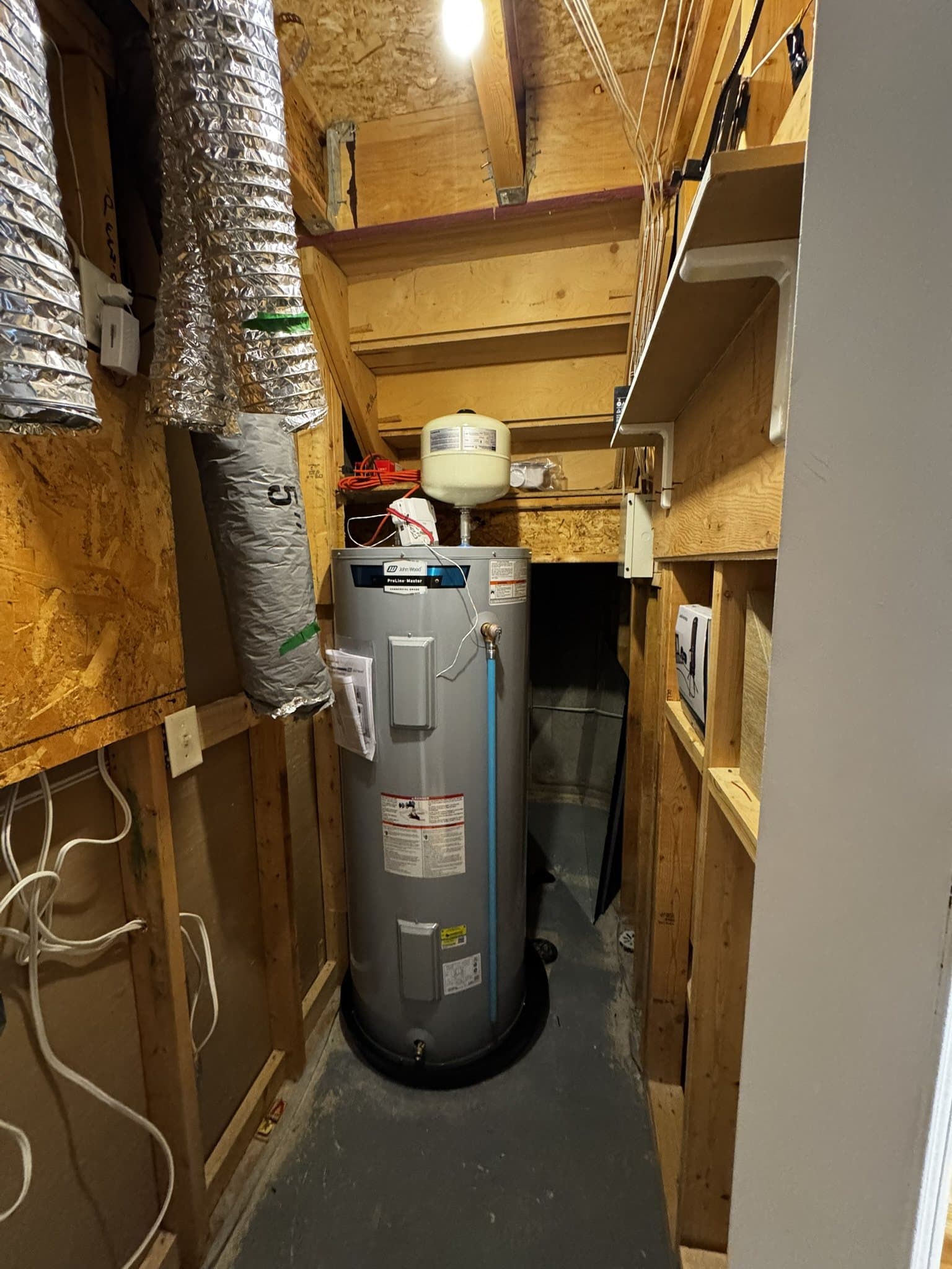 Chauffe-eau et réservoir d’expansion dans une salle mécanique