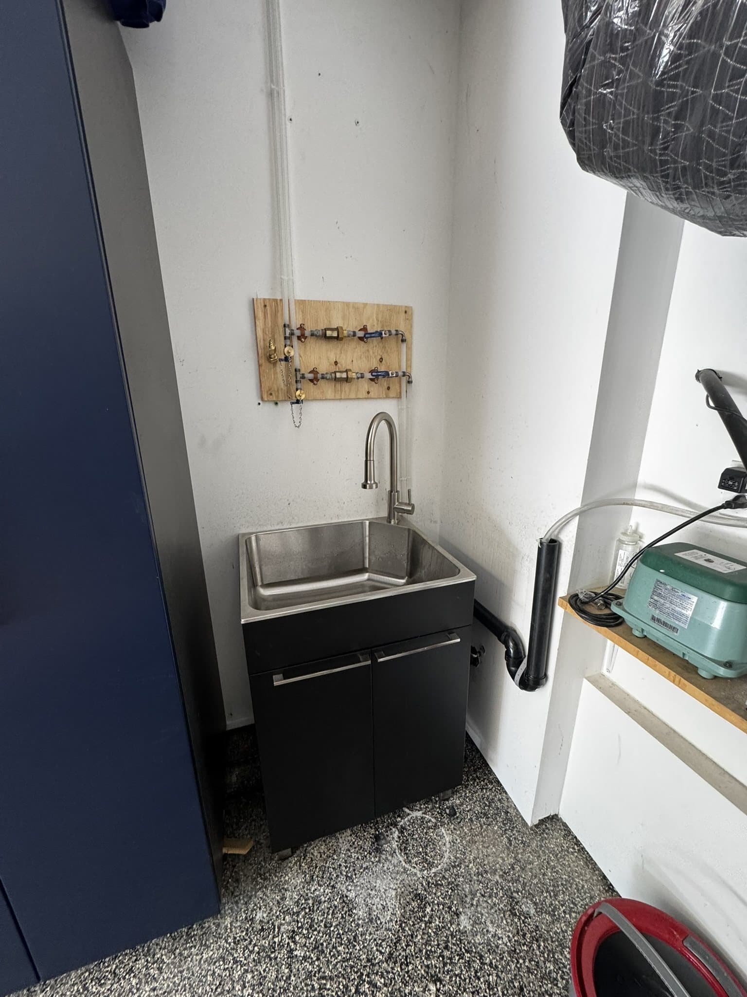 Évier de service et collecteur d’alimentation installés au sous-sol