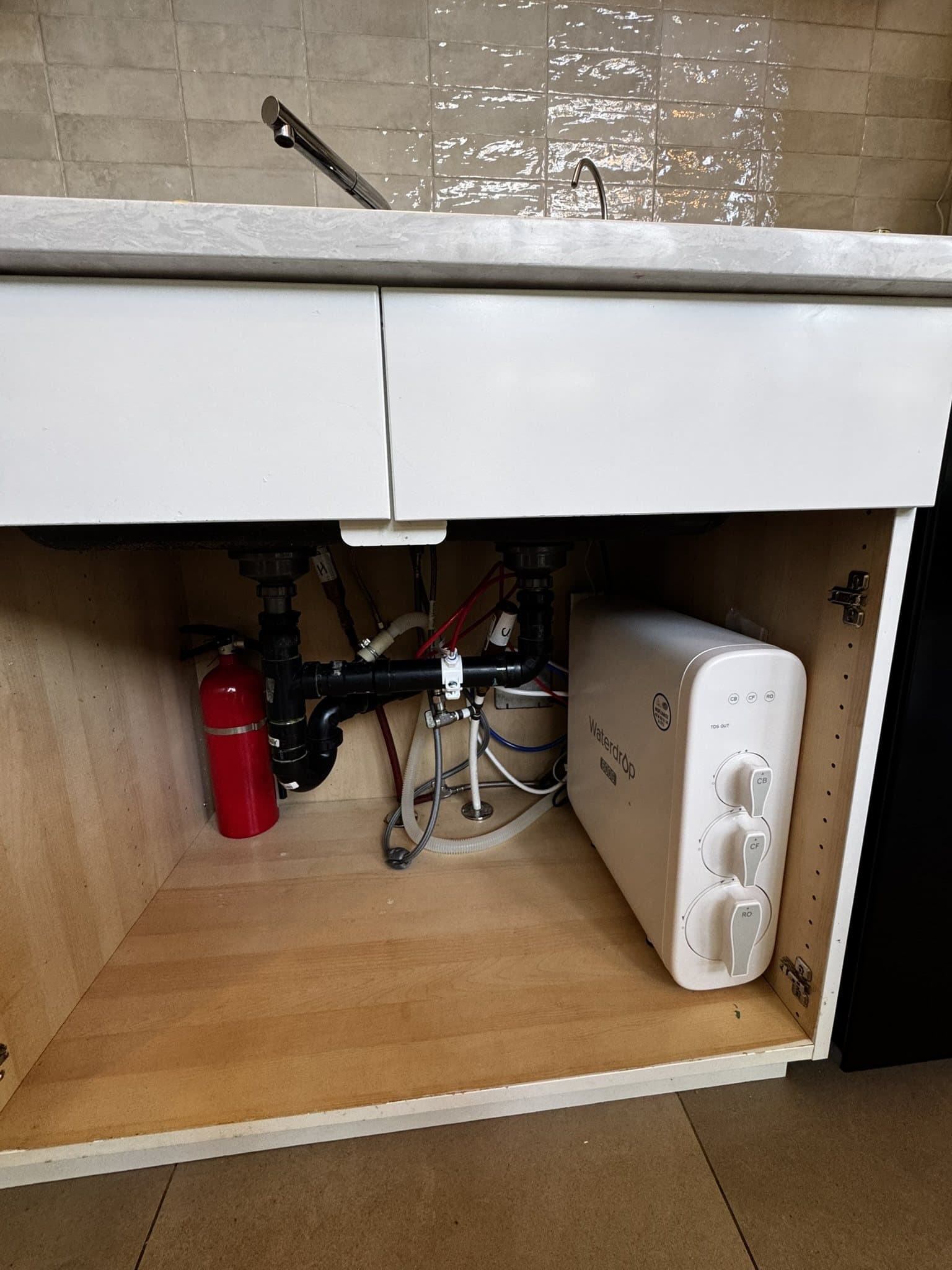Sous l’évier de cuisine : broyeur et système de filtration raccordés