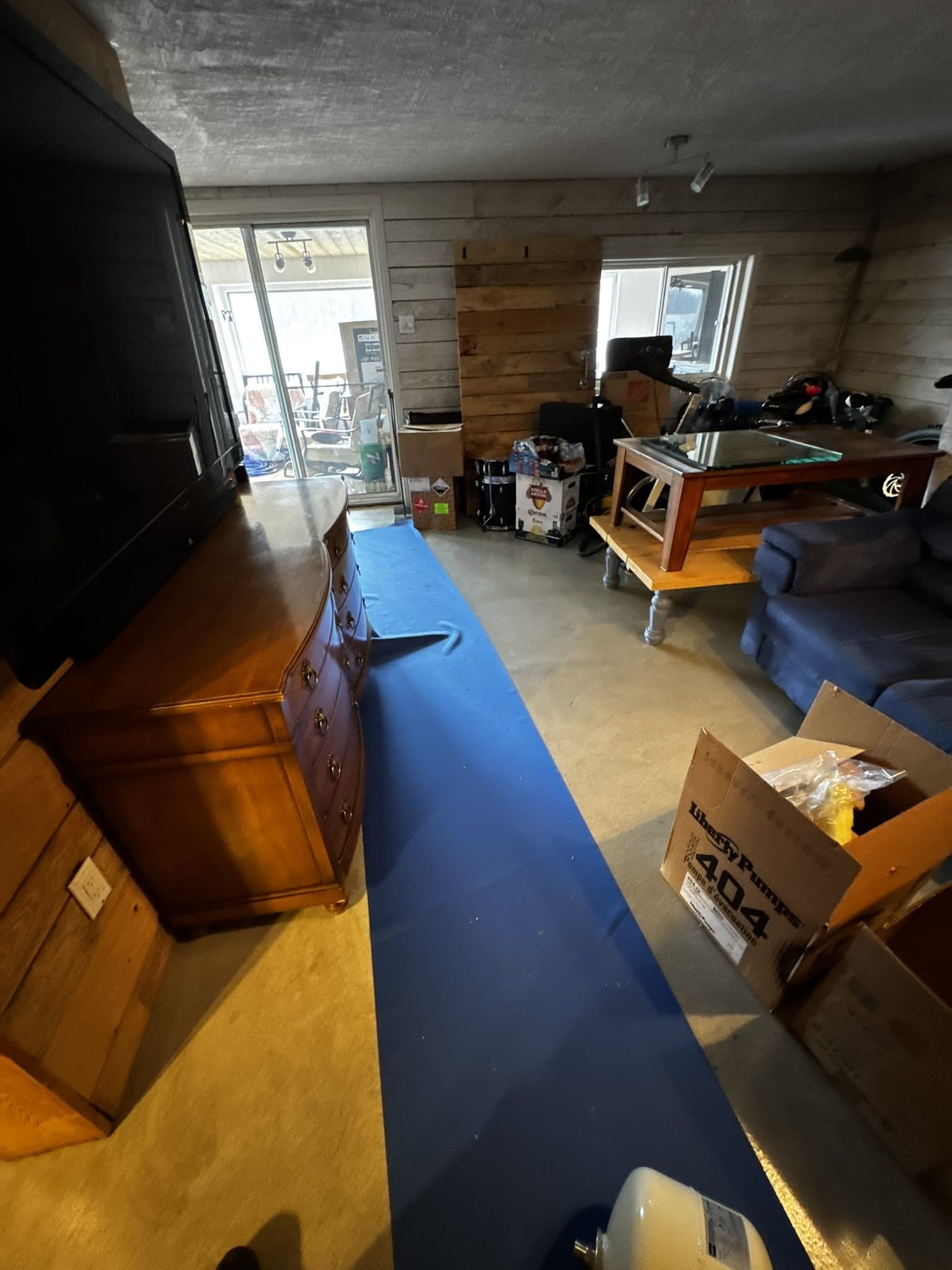 Planchers protégés dans le salon pendant les travaux