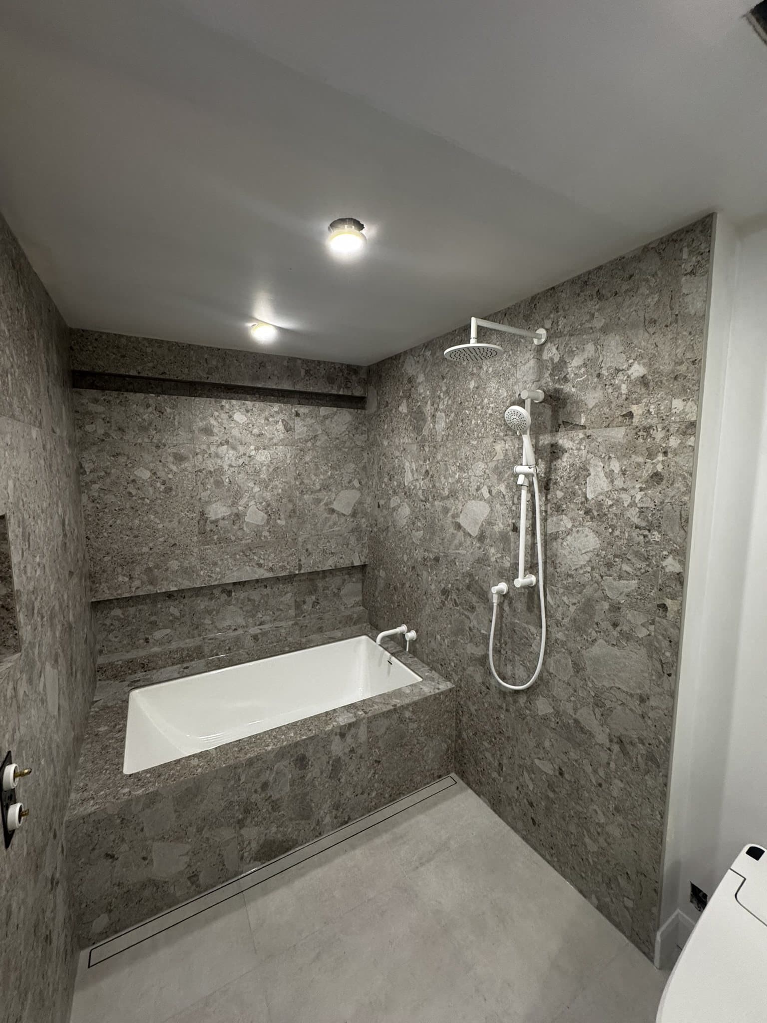 Douche à l’italienne avec banc maçonné et niche pleine largeur