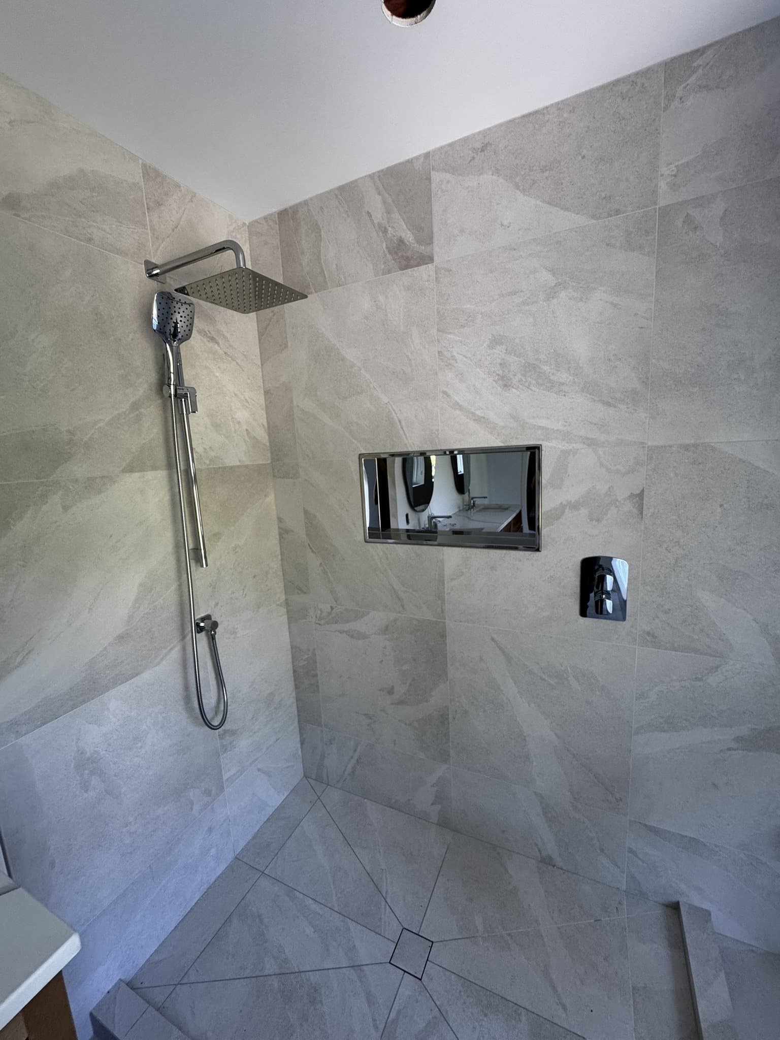 Douche à l’italienne effet marbre avec drain linéaire et niche