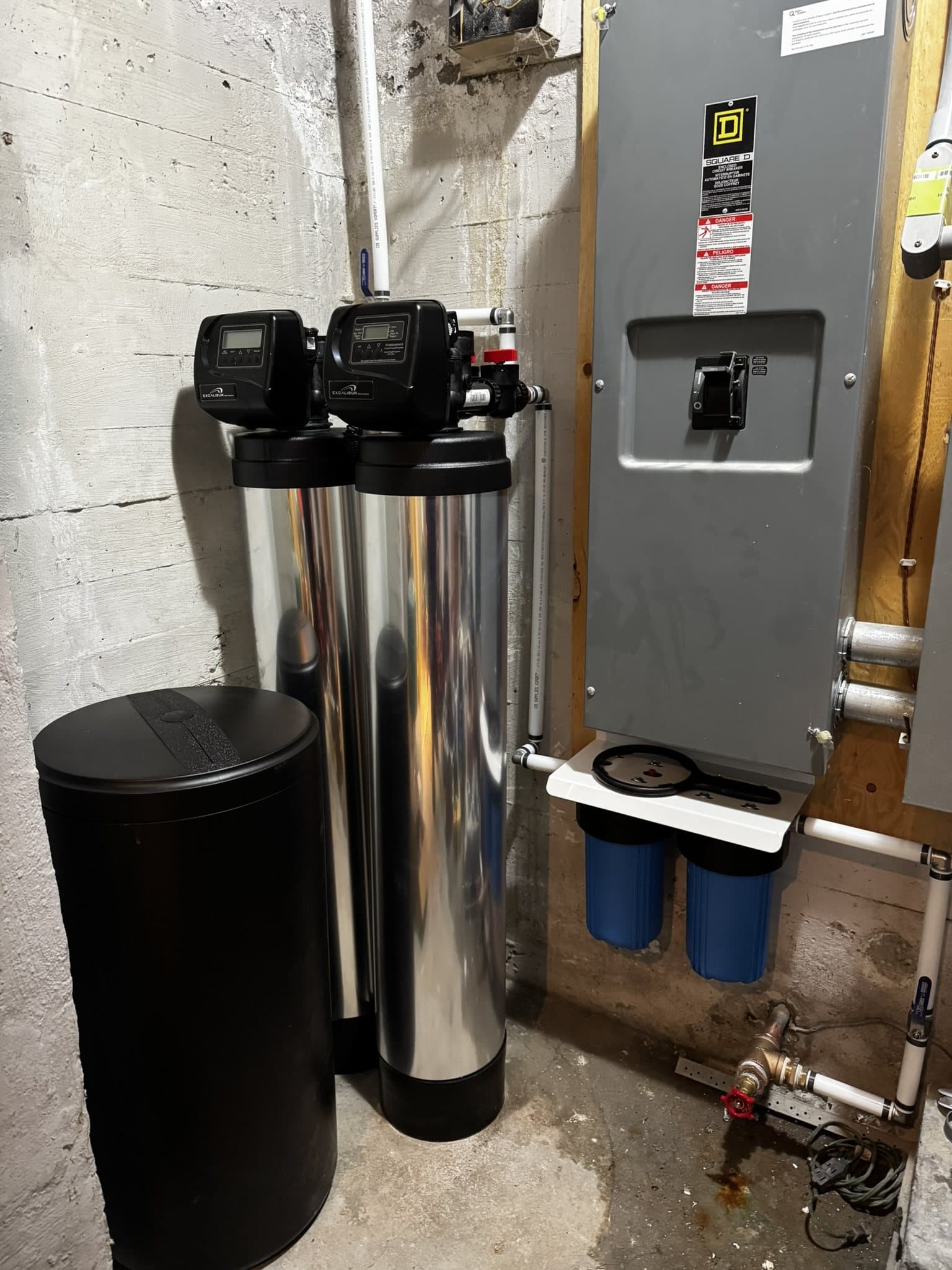 Adoucisseur d’eau et filtration en colonnes inox installés au sous-sol