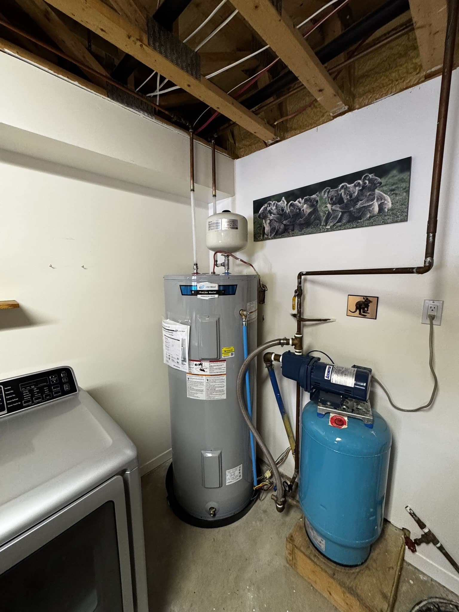 Chauffe-eau et réservoir sous pression installés dans une salle de lavage