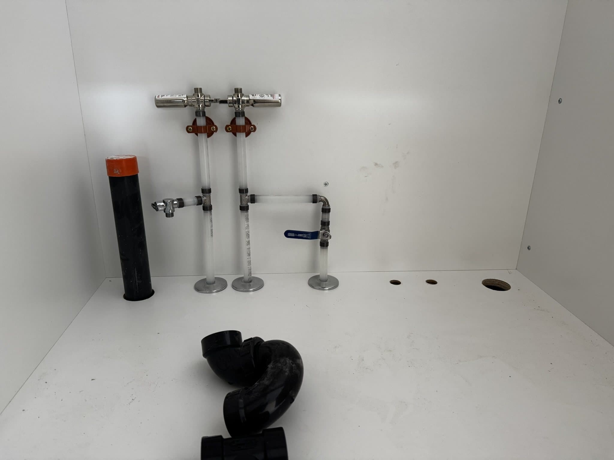 Alimentation et renvois en attente dans une salle de bain neuve